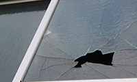 ガラスのトラブル｜窓ガラスが割れてしまった、割られてしまった｜北九州ガラス・鍵の住まいSOS110番